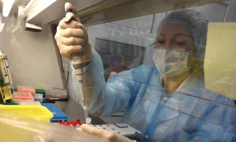 Alerta en Rusia: murió una investigadora y aislaron a 200 personas por un posible contagio de peste neumónica